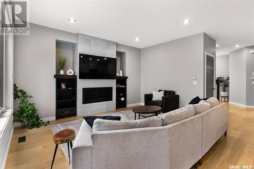 3933 Sandhill Crescent, Regina, SK - Indoor Photo Showing Living Room