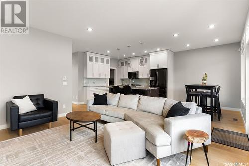 3933 Sandhill Crescent, Regina, SK - Indoor Photo Showing Living Room