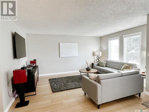 487 Matador Drive, Swift Current, SK - Indoor Photo Showing Living Room