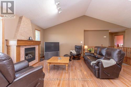 1104 Gladstone Drive, Thames Centre (Dorchester), ON - Indoor Photo Showing Living Room With Fireplace