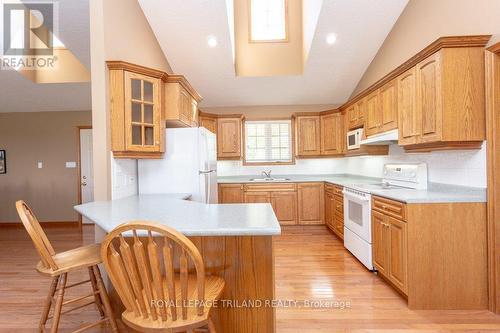 1104 Gladstone Drive, Thames Centre (Dorchester), ON - Indoor Photo Showing Kitchen