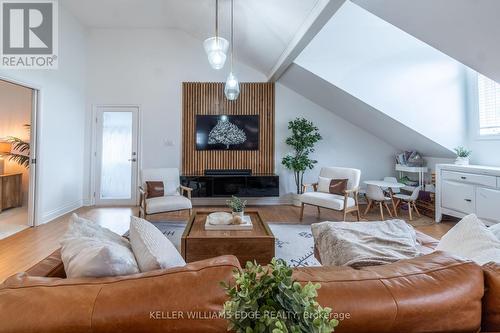 593 Beach Boulevard, Hamilton, ON - Indoor Photo Showing Living Room