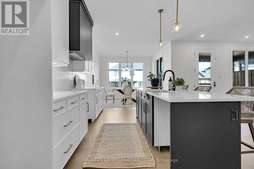 1914 Fountain Grass Drive, London, ON - Indoor Photo Showing Kitchen With Upgraded Kitchen