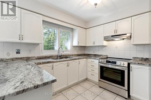 3251 Bloomfield Drive, Mississauga, ON - Indoor Photo Showing Kitchen