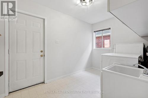 3251 Bloomfield Drive, Mississauga, ON - Indoor Photo Showing Laundry Room