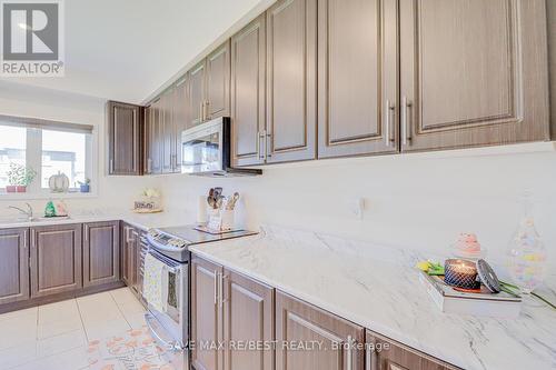 10 Buckles Court, Clarington, ON - Indoor Photo Showing Kitchen With Upgraded Kitchen