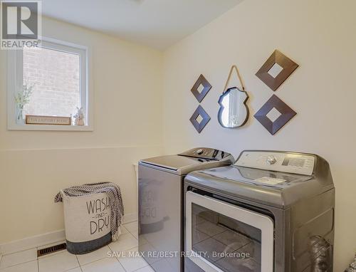 10 Buckles Court, Clarington, ON - Indoor Photo Showing Laundry Room