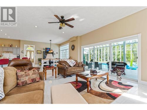 3330 60 Street Nw, Salmon Arm, BC - Indoor Photo Showing Living Room