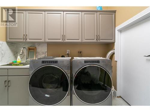 3330 60 Street Nw, Salmon Arm, BC - Indoor Photo Showing Laundry Room