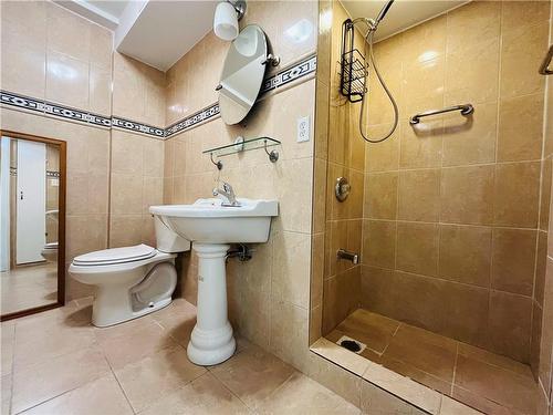 573 Phoebe Crescent, Burlington, ON - Indoor Photo Showing Bathroom