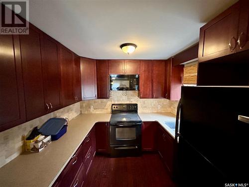 355 Thain Crescent, Saskatoon, SK - Indoor Photo Showing Kitchen With Double Sink