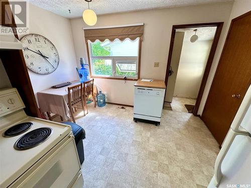 1733/1735 Eaglesham Avenue, Weyburn, SK - Indoor Photo Showing Kitchen