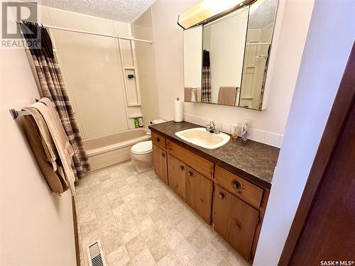 1733/1735 Eaglesham Avenue, Weyburn, SK - Indoor Photo Showing Bathroom