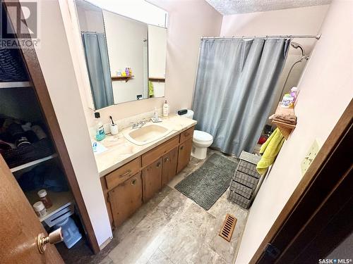 1733/1735 Eaglesham Avenue, Weyburn, SK - Indoor Photo Showing Bathroom