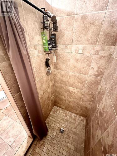 1733/1735 Eaglesham Avenue, Weyburn, SK - Indoor Photo Showing Bathroom