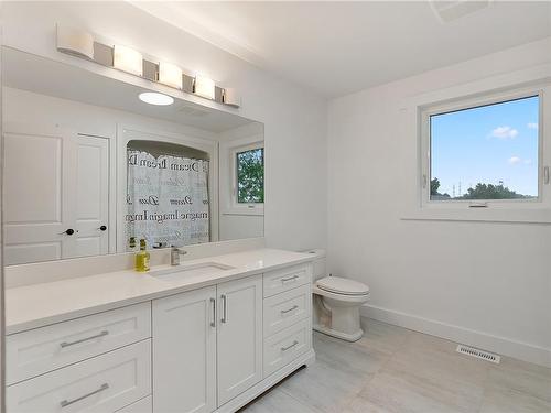 2210 Highway 54, Caledonia, ON - Indoor Photo Showing Bathroom
