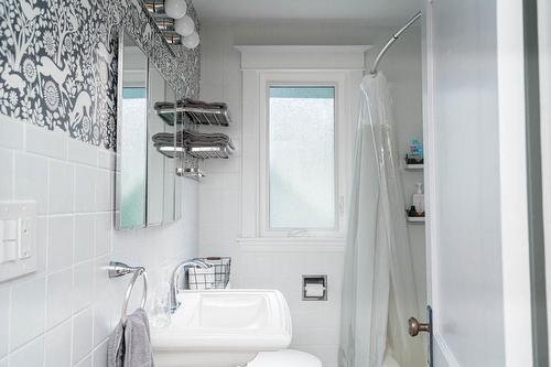 72 Barclay Street, Hamilton, ON - Indoor Photo Showing Bathroom