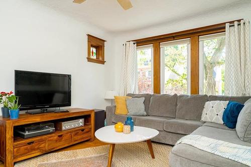 72 Barclay Street, Hamilton, ON - Indoor Photo Showing Living Room