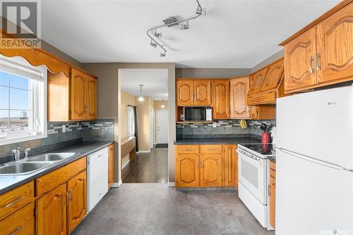 Williams Acreage, Laird Rm No. 404, SK - Indoor Photo Showing Kitchen With Double Sink