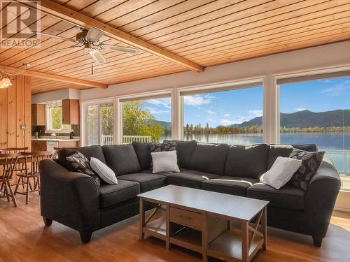 73 Harbour Key Drive, Osoyoos, BC - Indoor Photo Showing Living Room