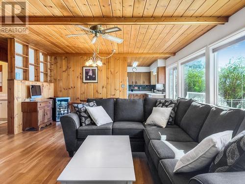 73 Harbour Key Drive, Osoyoos, BC - Indoor Photo Showing Living Room