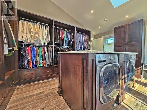 683 St Laurent Avenue, Quesnel, BC - Indoor Photo Showing Laundry Room