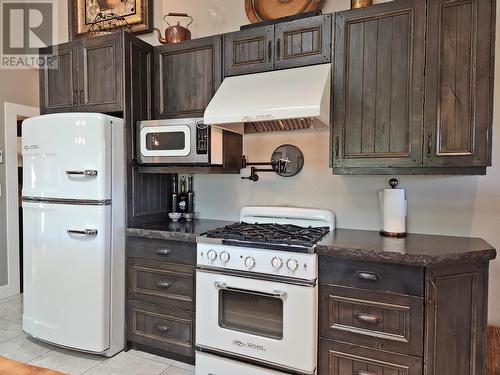 683 St Laurent Avenue, Quesnel, BC - Indoor Photo Showing Kitchen