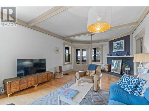 671 2Nd Avenue Ne, Salmon Arm, BC - Indoor Photo Showing Living Room