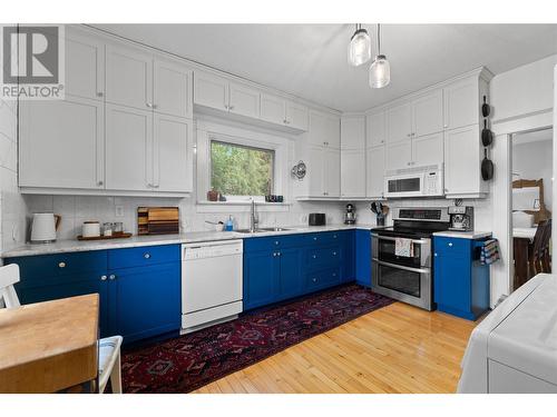 671 2Nd Avenue Ne, Salmon Arm, BC - Indoor Photo Showing Kitchen