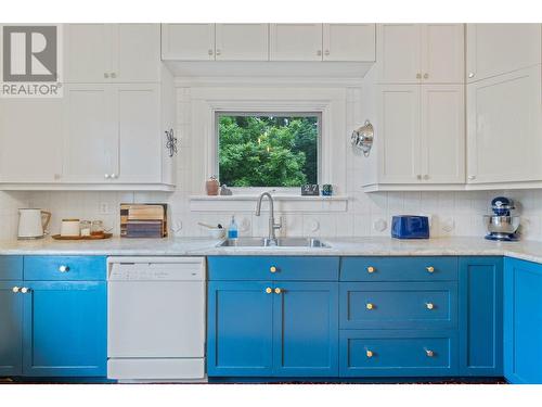 671 2Nd Avenue Ne, Salmon Arm, BC - Indoor Photo Showing Kitchen With Double Sink