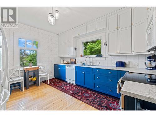 671 2Nd Avenue Ne, Salmon Arm, BC - Indoor Photo Showing Kitchen With Double Sink