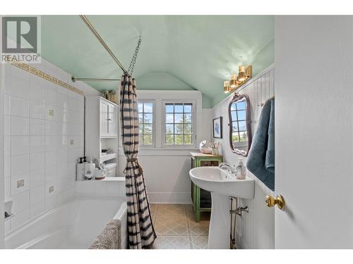 671 2Nd Avenue Ne, Salmon Arm, BC - Indoor Photo Showing Bathroom