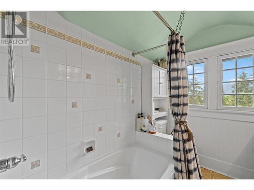 671 2Nd Avenue Ne, Salmon Arm, BC - Indoor Photo Showing Bathroom