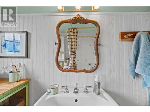 671 2Nd Avenue Ne, Salmon Arm, BC - Indoor Photo Showing Bathroom