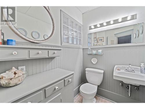 671 2Nd Avenue Ne, Salmon Arm, BC - Indoor Photo Showing Bathroom