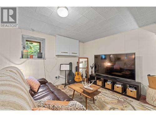 671 2Nd Avenue Ne, Salmon Arm, BC - Indoor Photo Showing Living Room