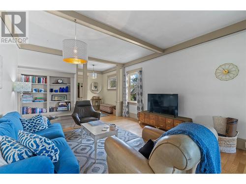 671 2Nd Avenue Ne, Salmon Arm, BC - Indoor Photo Showing Living Room