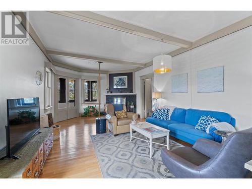 671 2Nd Avenue Ne, Salmon Arm, BC - Indoor Photo Showing Living Room