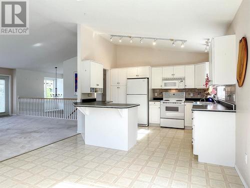 4202 Fairwinds Drive, Osoyoos, BC - Indoor Photo Showing Kitchen