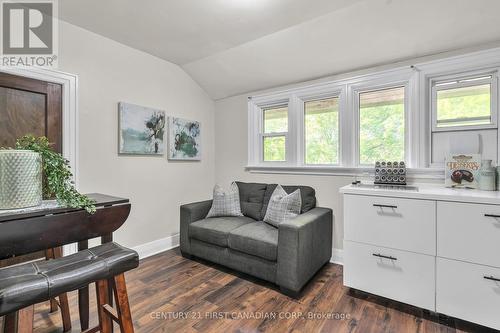 107 Oxford Street W, London, ON - Indoor Photo Showing Living Room