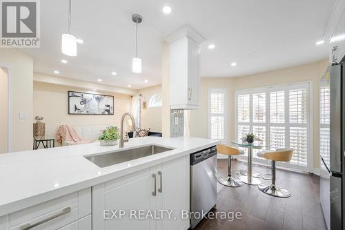 5866 Blue Spruce Avenue, Burlington, ON - Indoor Photo Showing Kitchen With Upgraded Kitchen