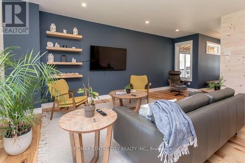 35 Honey Bend, St. Thomas, ON - Indoor Photo Showing Living Room