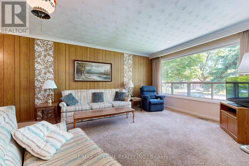 391 Crosby Avenue, Richmond Hill, ON - Indoor Photo Showing Living Room