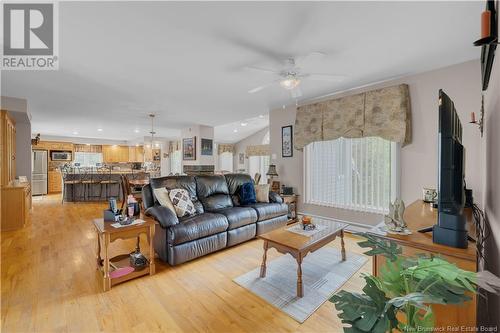 15 Belleview Court, Kingston, NB - Indoor Photo Showing Living Room