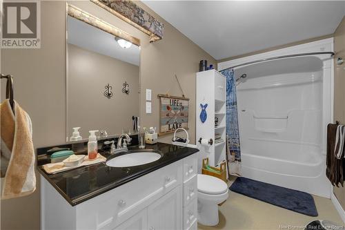 15 Belleview Court, Kingston, NB - Indoor Photo Showing Bathroom
