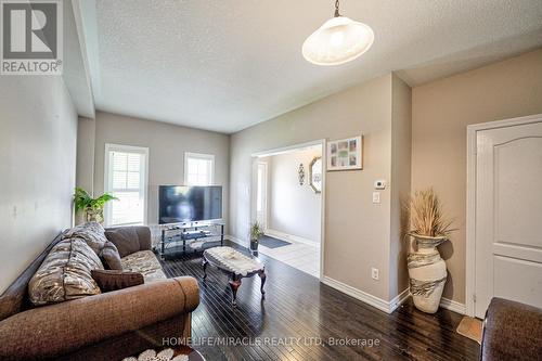 166 Shephard Avenue, New Tecumseth, ON - Indoor Photo Showing Living Room