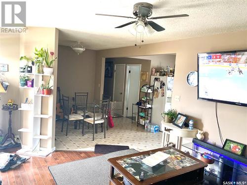 325 2Nd Avenue Nw, Swift Current, SK - Indoor Photo Showing Living Room