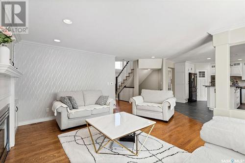 403 Collins Crescent, Saskatoon, SK - Indoor Photo Showing Living Room