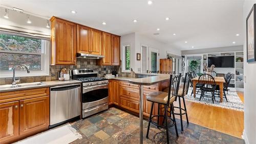 961 Park Avenue W, Burlington, ON - Indoor Photo Showing Kitchen With Double Sink