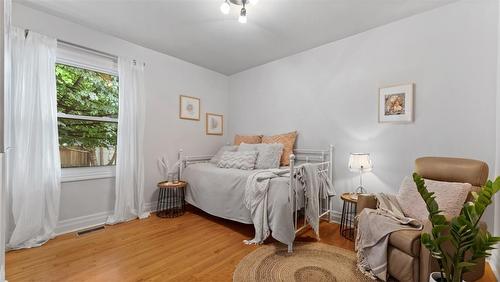 961 Park Avenue W, Burlington, ON - Indoor Photo Showing Bedroom